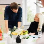 DIVIS Mitarbeitende beim Brainstorming | Stellenangebote Bordesholm