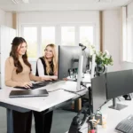 Mitarbeiterinnen am Computer | Stellenangebote bei DIVIS in Bordesholm