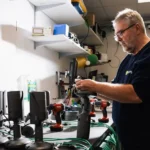 DIVIS GmbH Team Mitglied beim zusammenbau der Technik | Stelleangebote Bordesholm