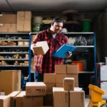 Mitarbeiter sichtet eine Lieferung | DIVIS - Deutsche Industrie Video System GmbH