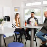 DIVIS Mitarbeitende entspannen sich im Pausenraum | DIVIS - Deutsche Industrie Video System GmbH