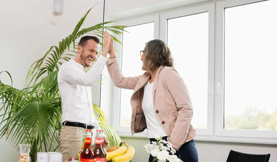 High five | DIVIS Kollegen freuen sich | Arbeitgeber DIVIS Bordesholm