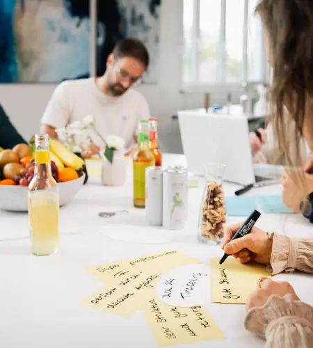 Wir planen gemeinsam | Kollegen am Tisch | Arbeitgeber DIVIS Bordesholm