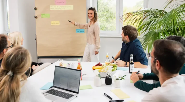 Wir planen gemeinsam | Kollegin hält Vortrag | Arbeitgeber DIVIS Bordesholm