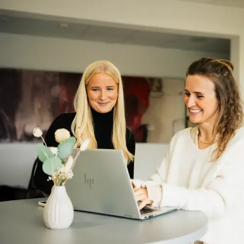 DIVIS Kolleginnen am Computer Arbeitgeber DIVIS Bordesholm