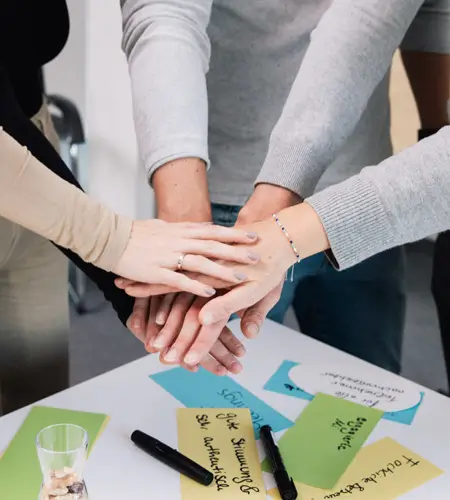 Wir arbeiten zusammen | Hände zeigen Gemeinschaft | Arbeitgeber DIVIS