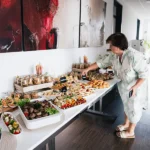 Herzlichkeitsbeauftragte Wiebke Schöning richtet ein Buffet für Event-Gäste